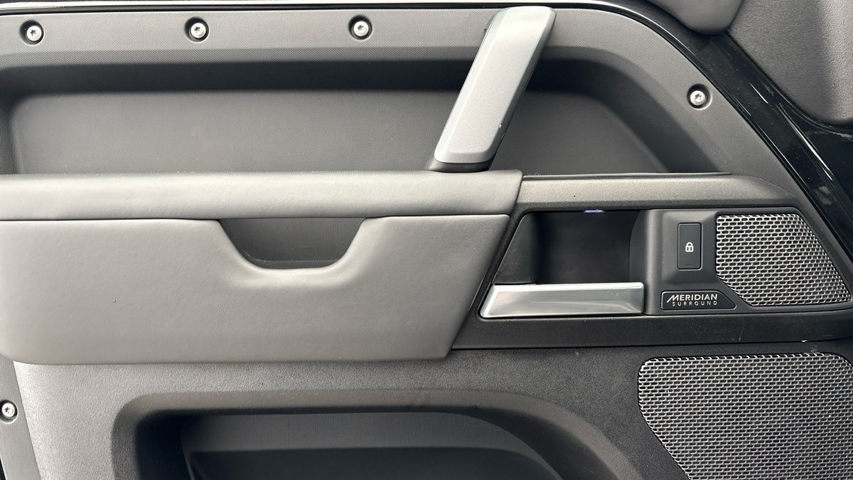 Land Rover Defender 110 Image 19