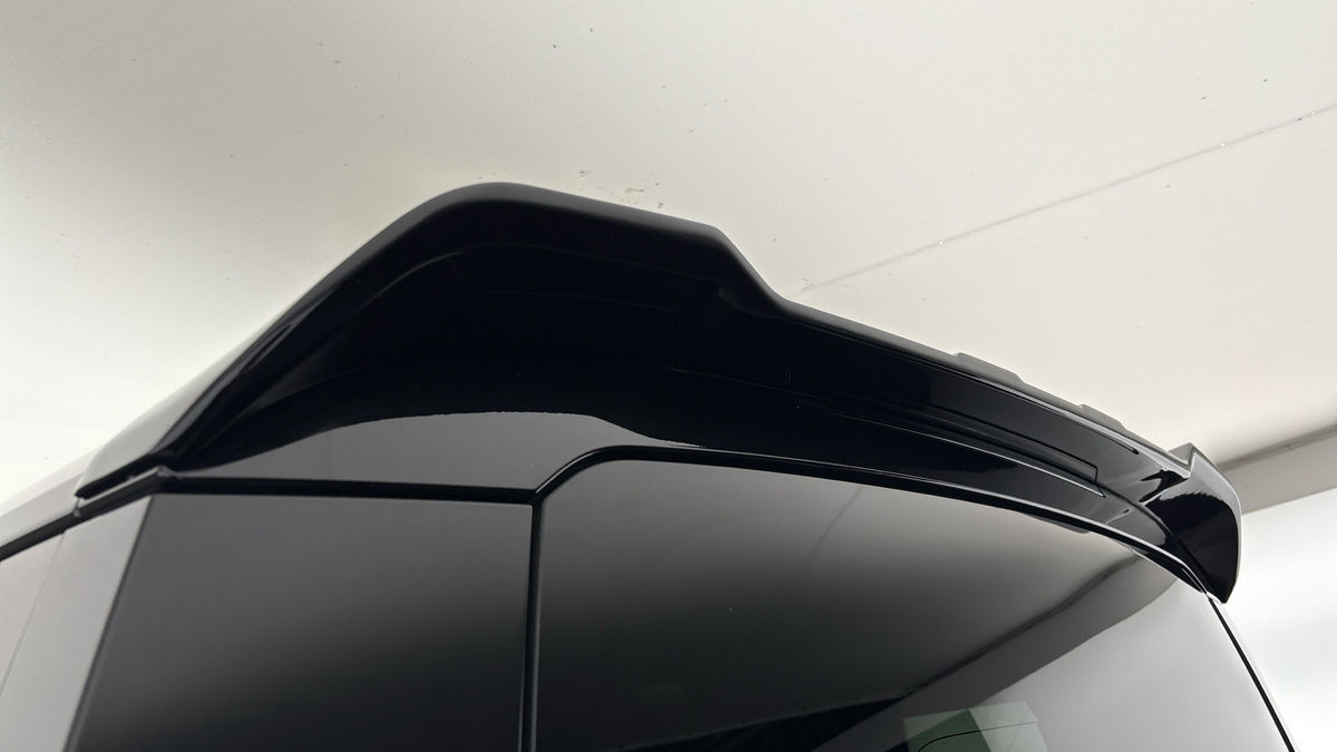 Land Rover Defender 110 Image 27