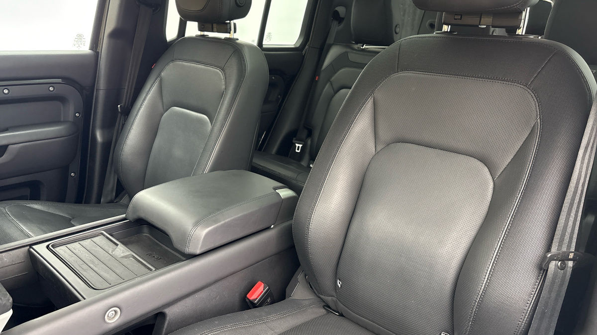 Land Rover Defender 130 Image 7