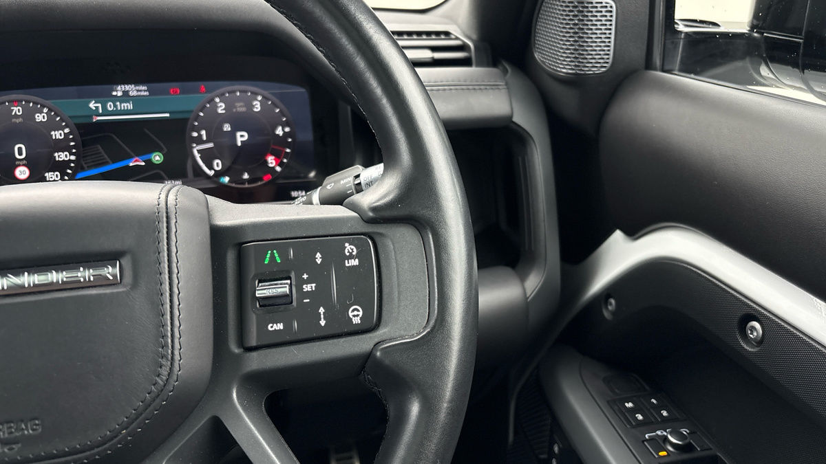 Land Rover Defender 110 Image 14