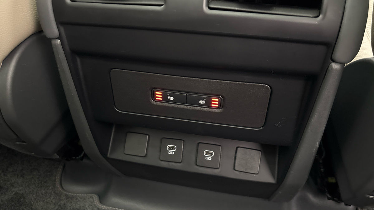 Land Rover Defender 110 Image 29