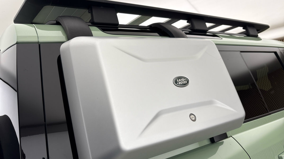 Land Rover Defender 110 Image 34