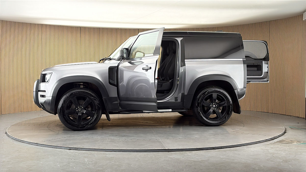 More views of Land Rover Defender 90