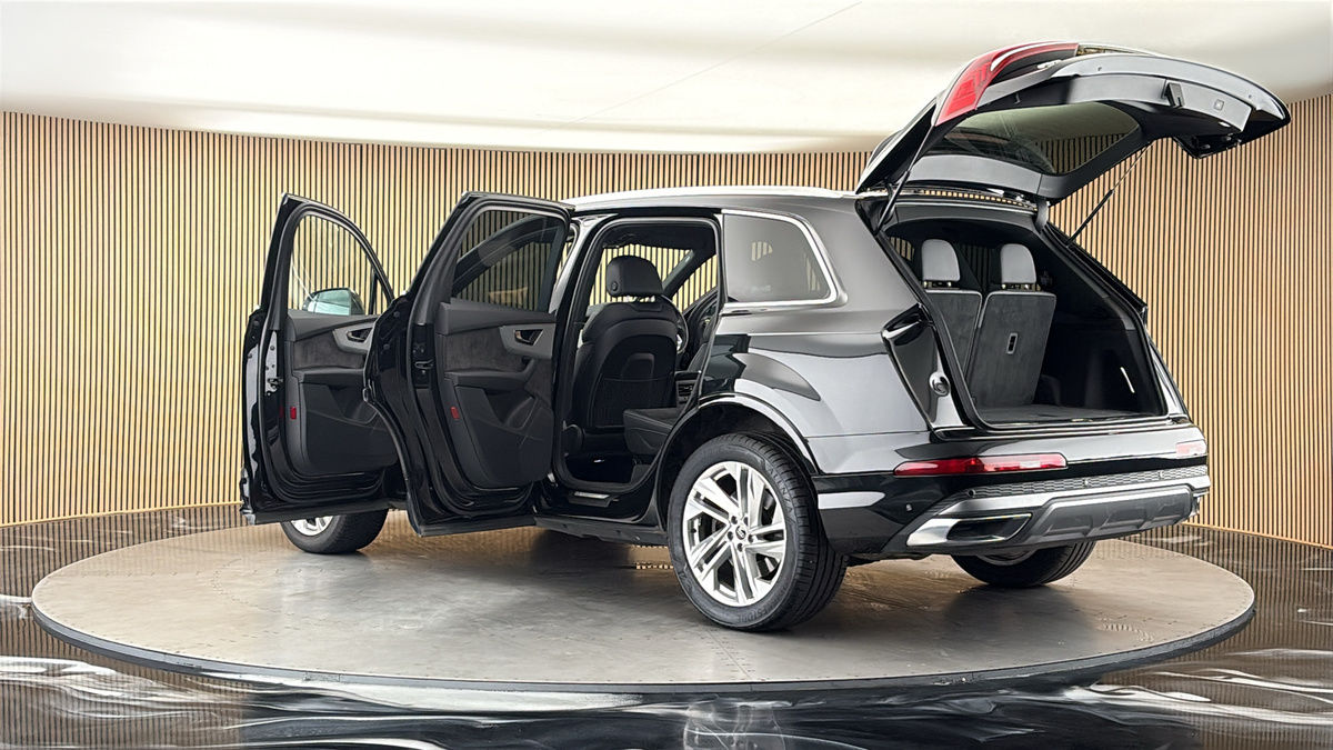 More views of Audi Q7