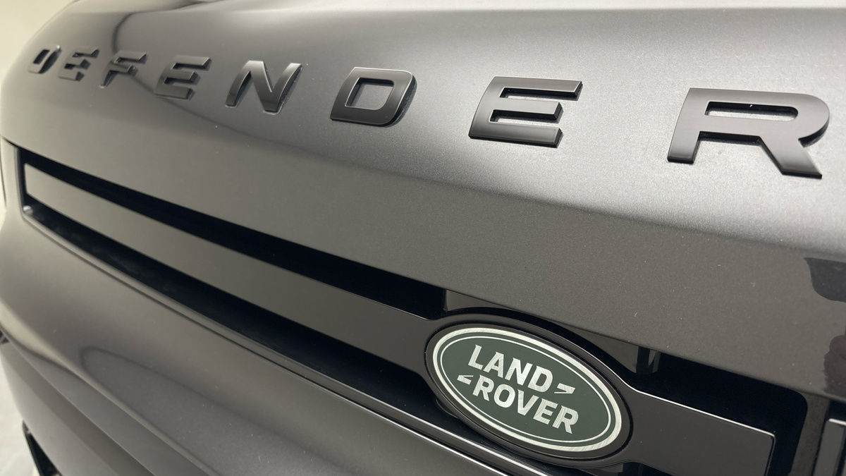 Land Rover Defender 110 Image 24