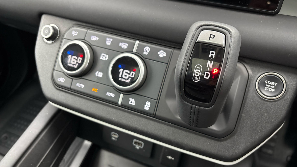 Land Rover Defender 110 Image 25