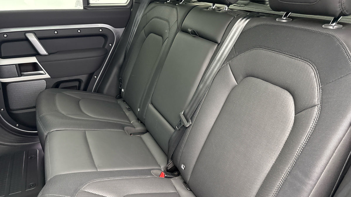 Land Rover Defender 110 Image 8