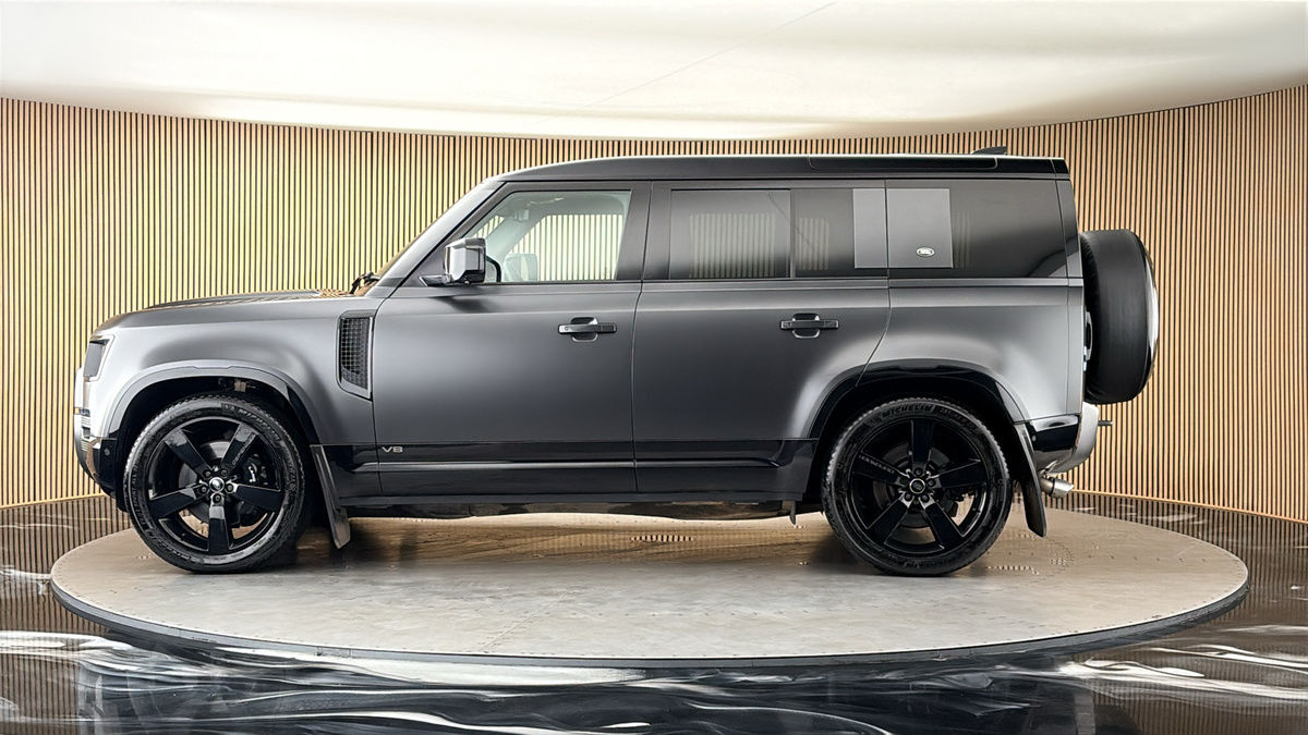 Land Rover Defender 110 Image 15