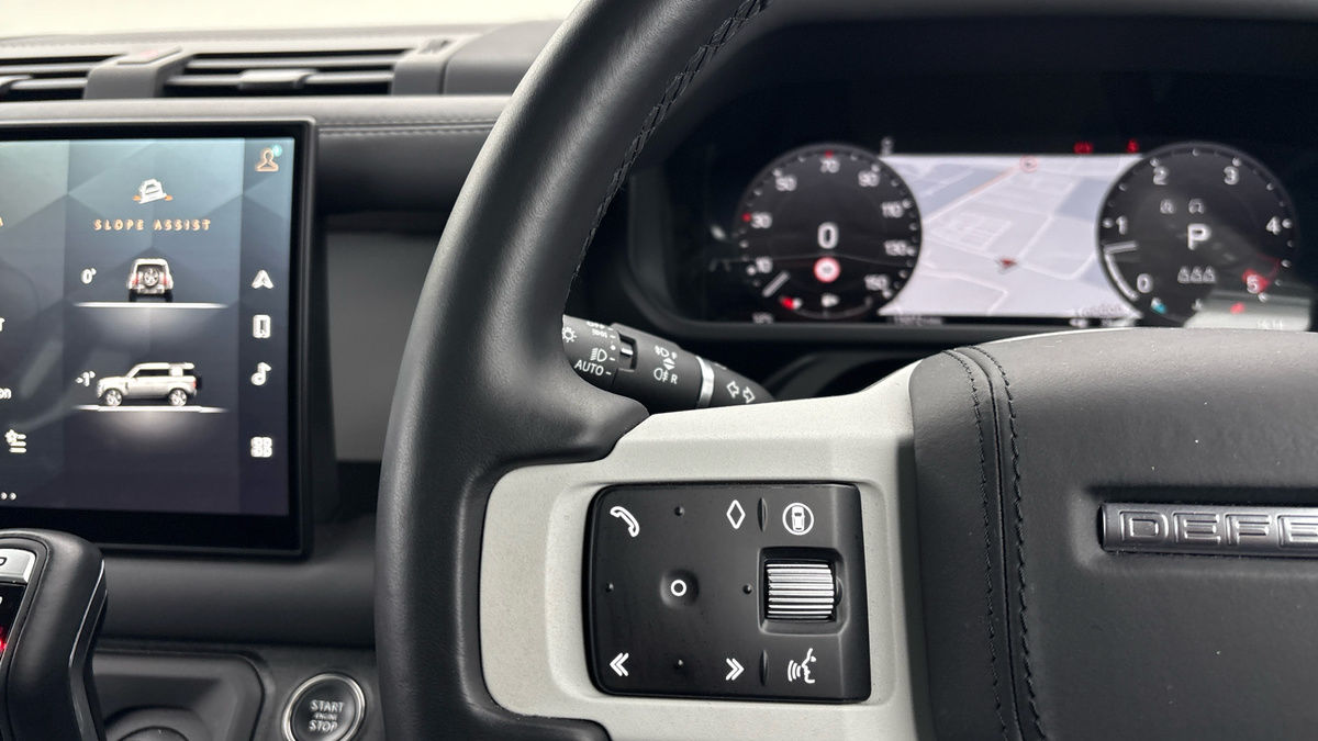 Land Rover Defender 110 Image 13