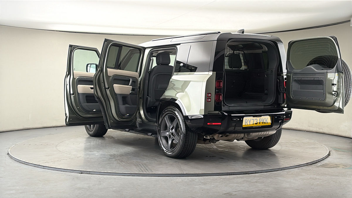 Land Rover Defender 110 Image 23