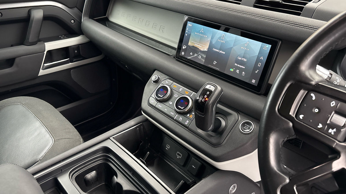 Land Rover Defender 110 Image 18