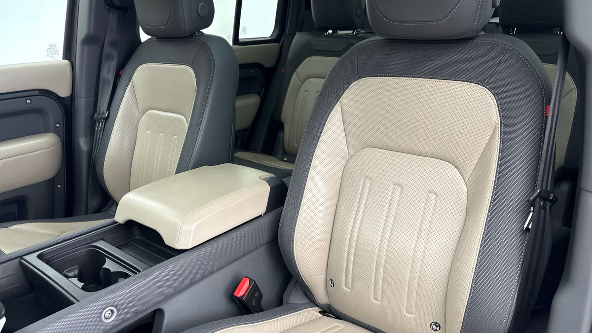 Land Rover Defender 110 Image 7