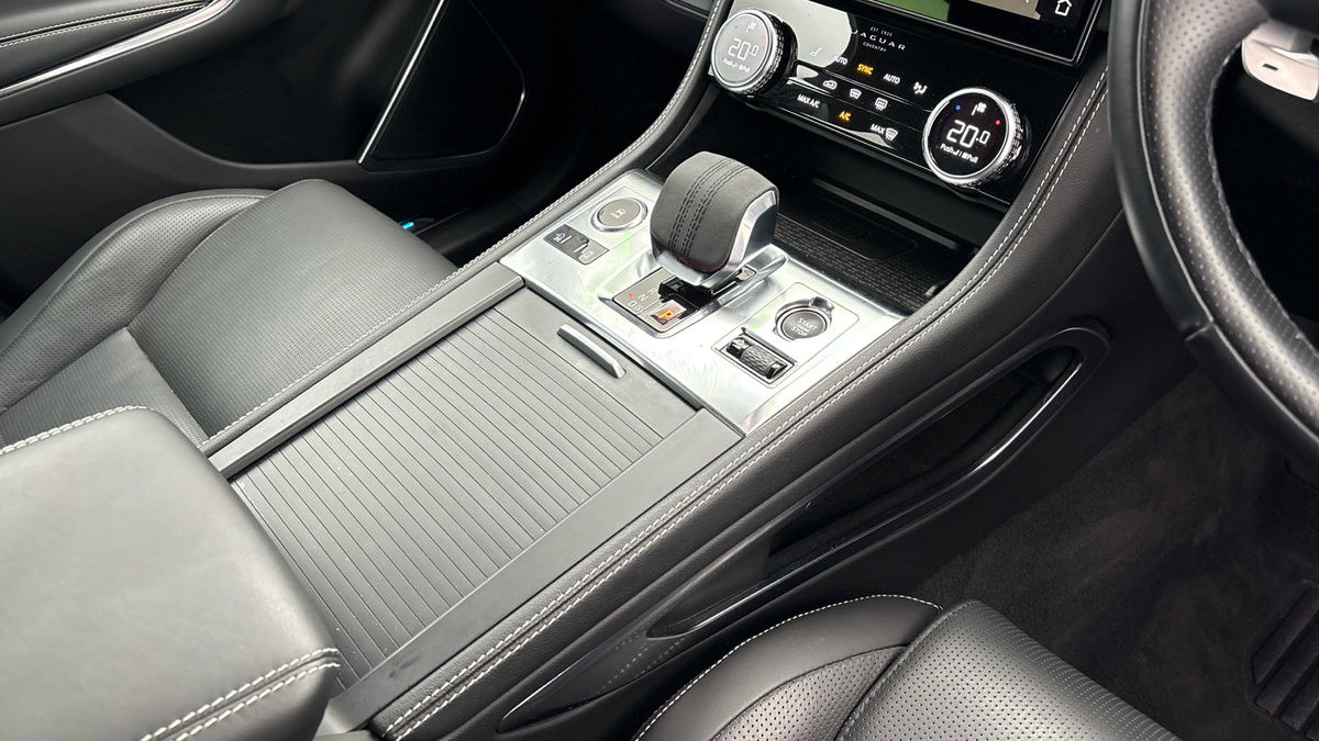 Jaguar F-PACE Image 18