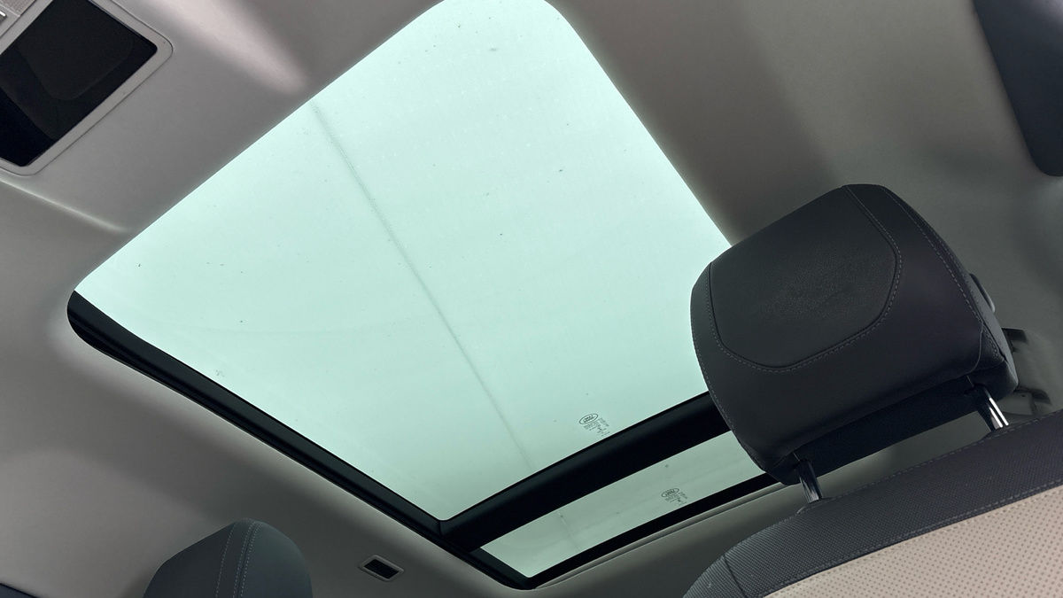 Land Rover Defender 110 Image 6