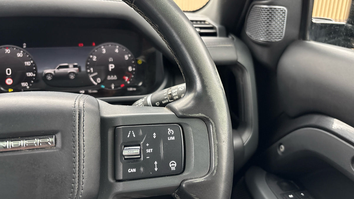 Land Rover Defender 90 Image 14