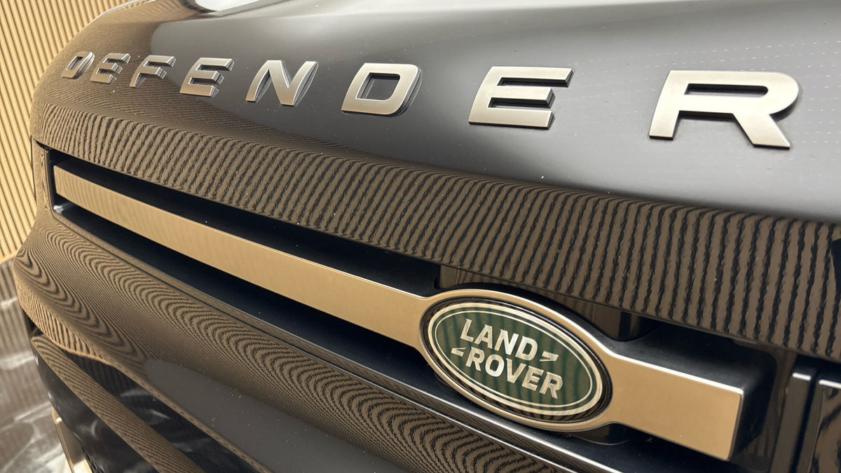 Land Rover Defender 110 Image 24