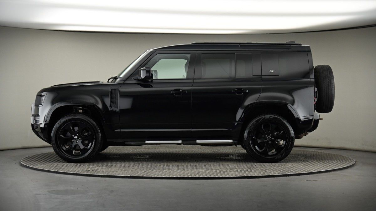 Land Rover Defender 110 Image 19