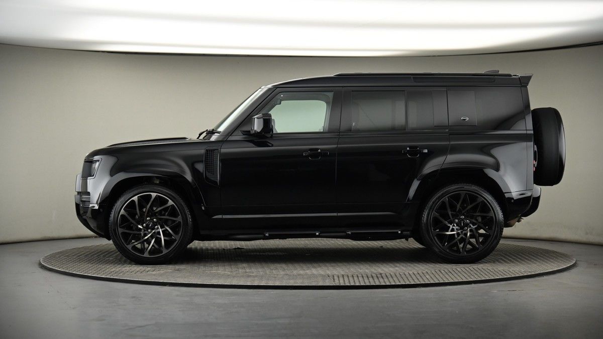 Land Rover Defender 110 Image 19