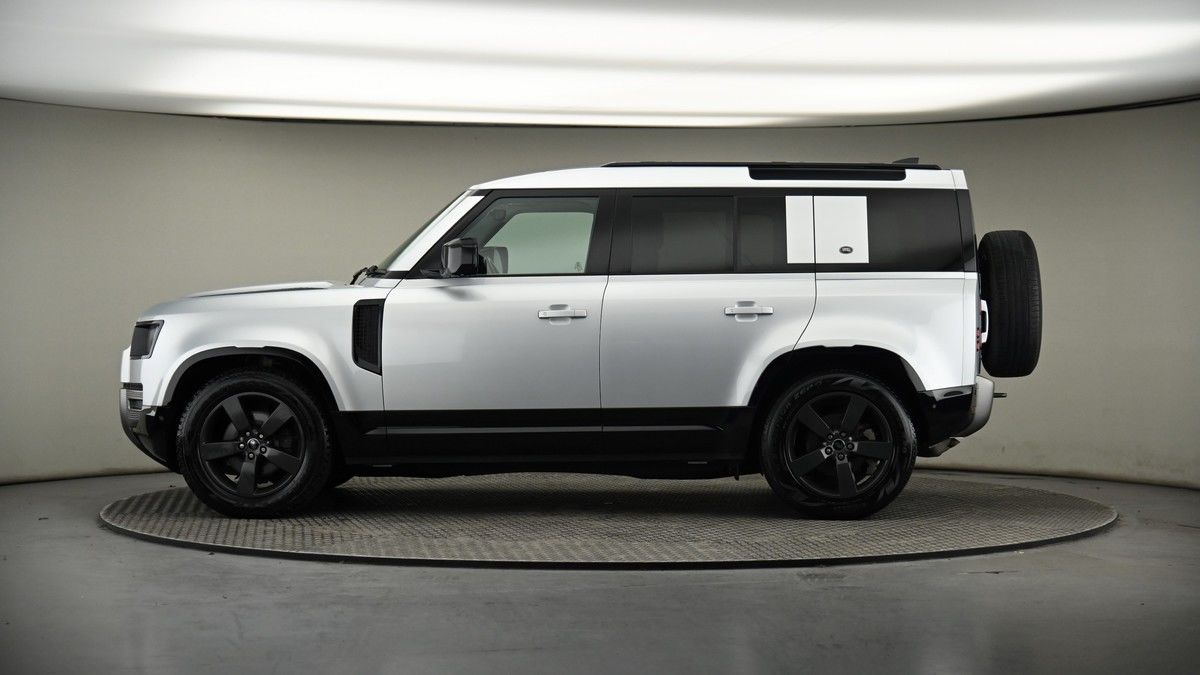 Land Rover Defender 110 Image 19