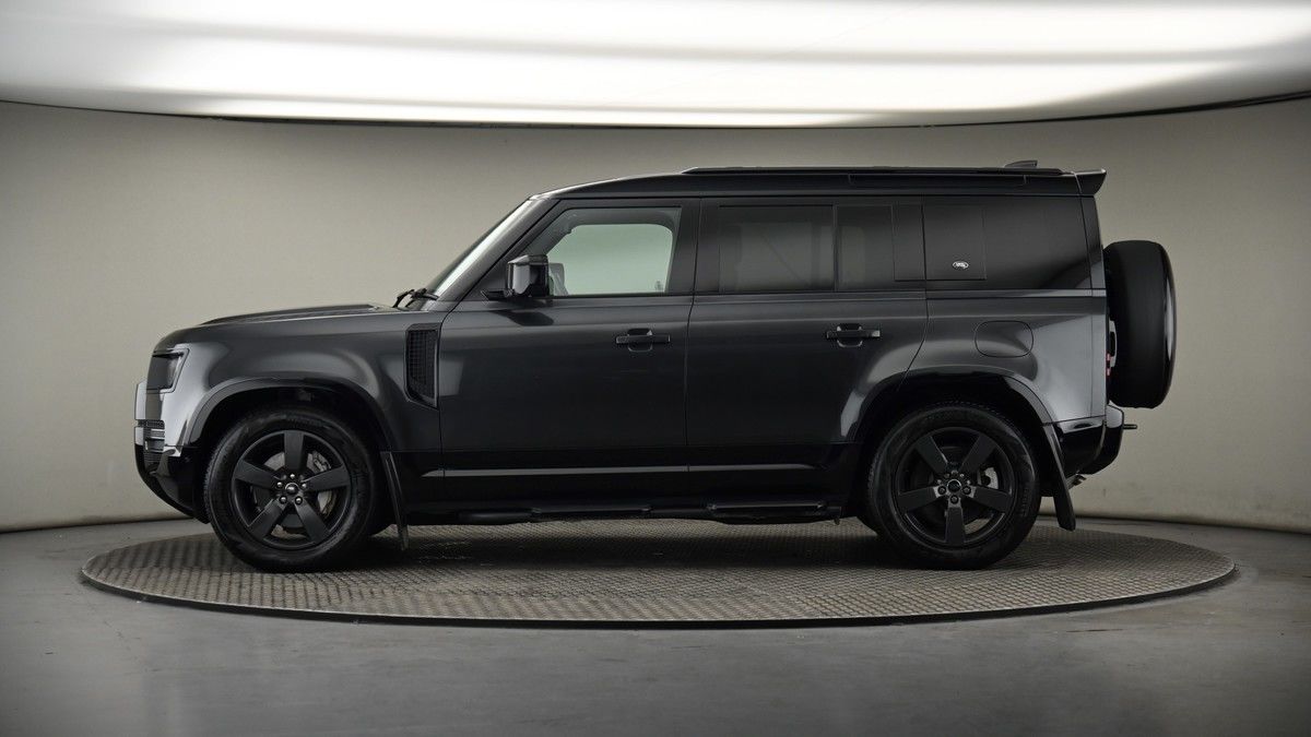 Land Rover Defender 110 Image 19