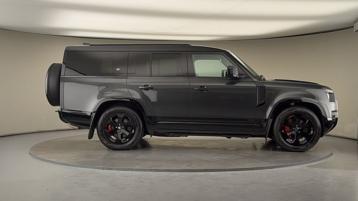 Land Rover Defender 130 Image 16