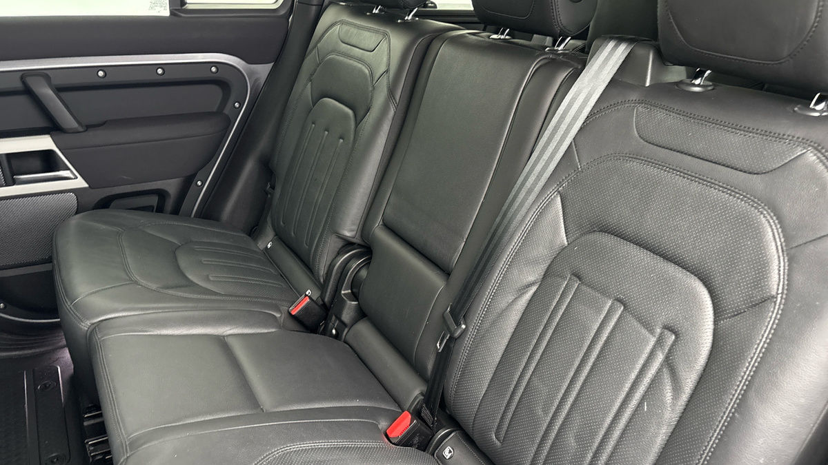 Land Rover Defender 110 Image 8