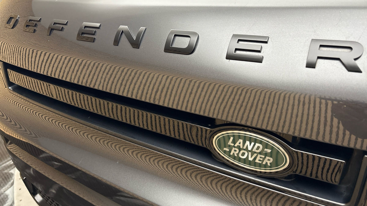 Land Rover Defender 110 Image 24