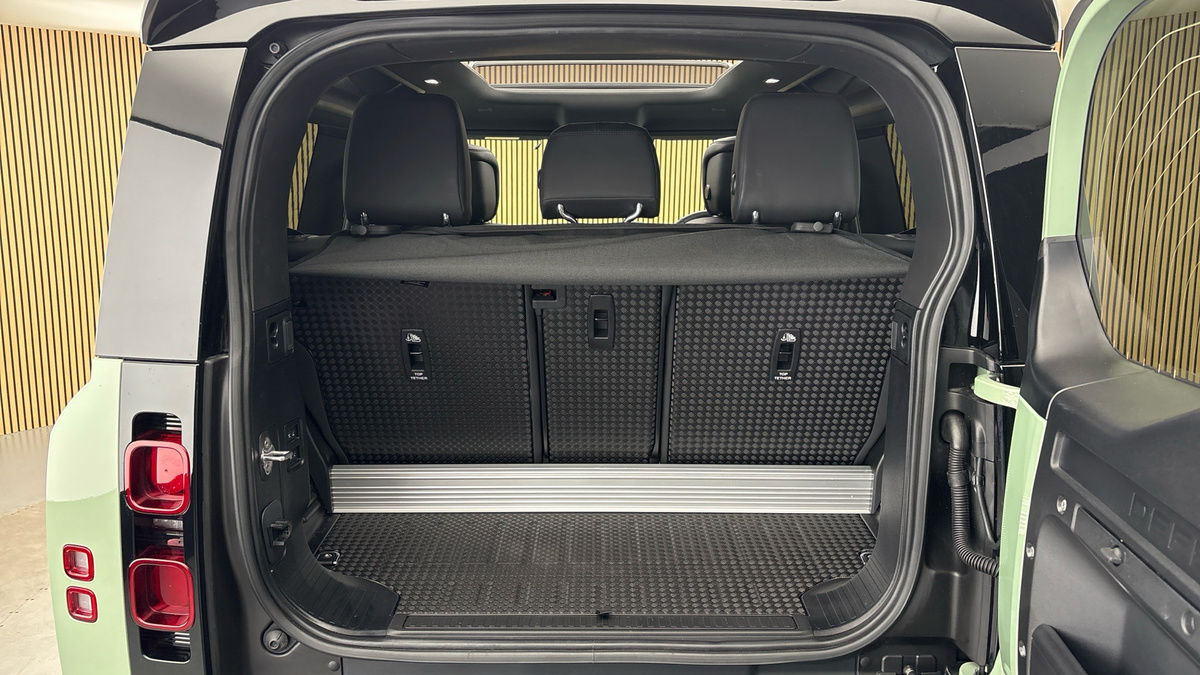 Land Rover Defender 90 Image 11