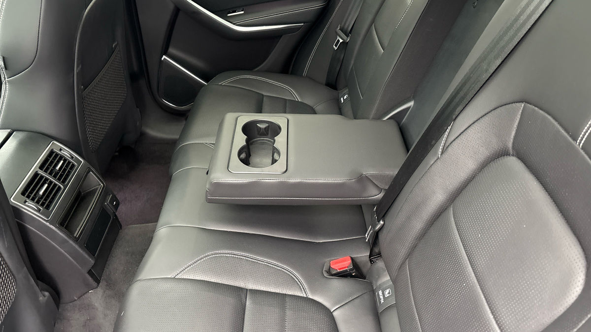 Jaguar F-PACE Image 9