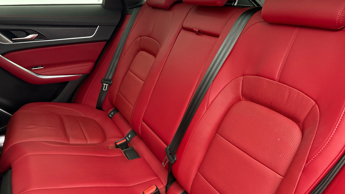 Jaguar F-PACE Image 8