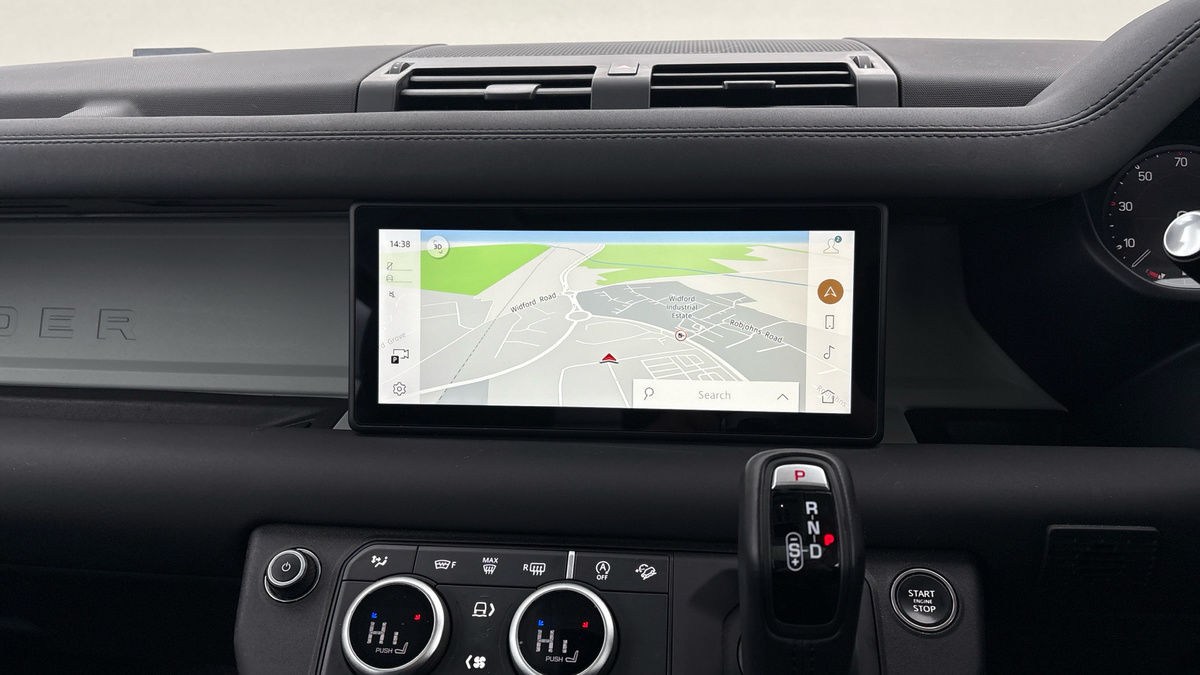 Land Rover Defender 110 Image 17