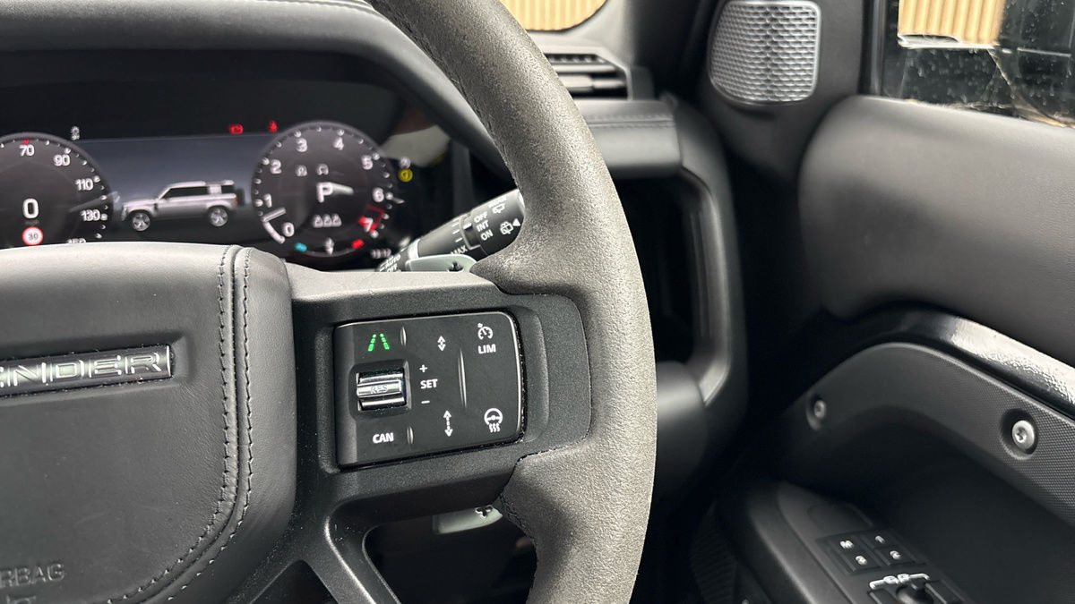 Land Rover Defender 110 Image 14