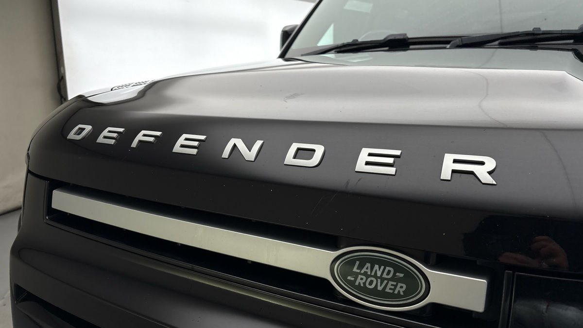 Land Rover Defender 110 Image 24