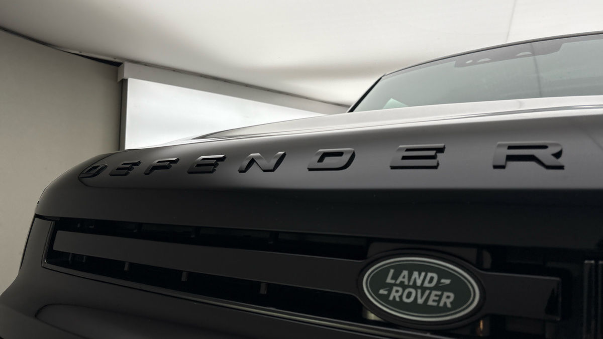 Land Rover Defender 110 Image 24