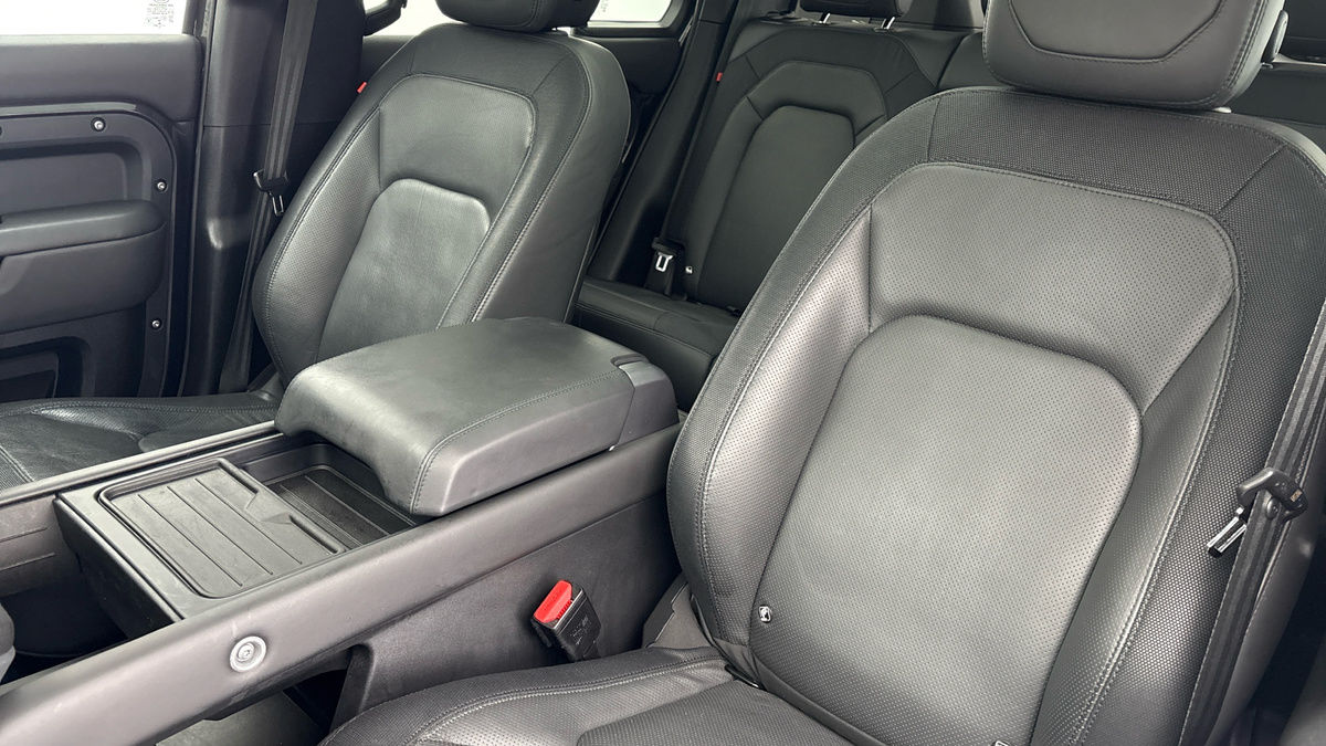 Land Rover Defender 110 Urban Image 19