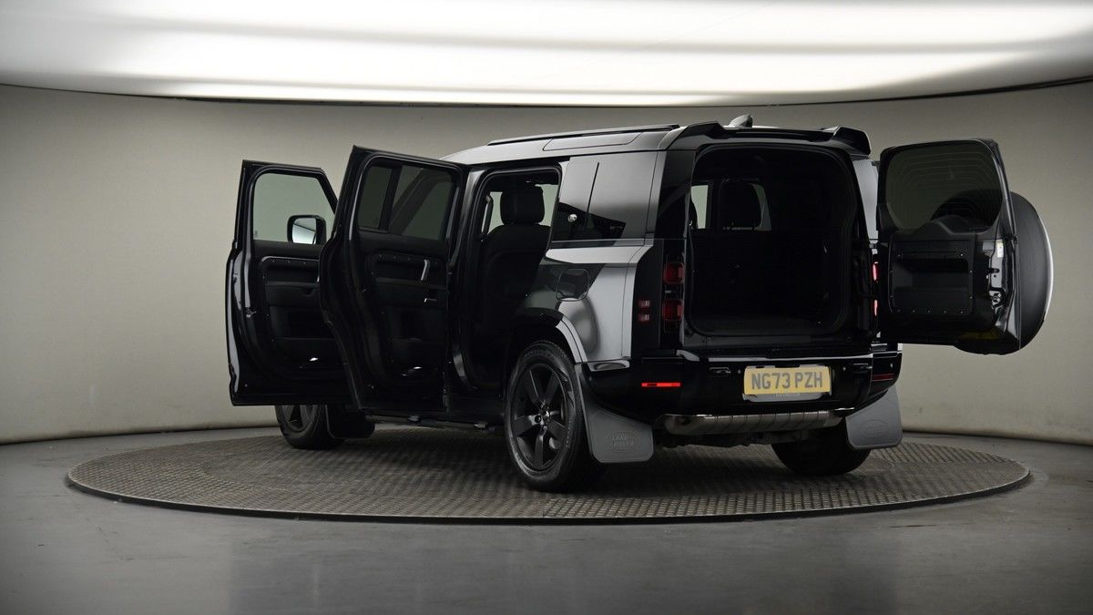 Land Rover Defender 110 Image 8