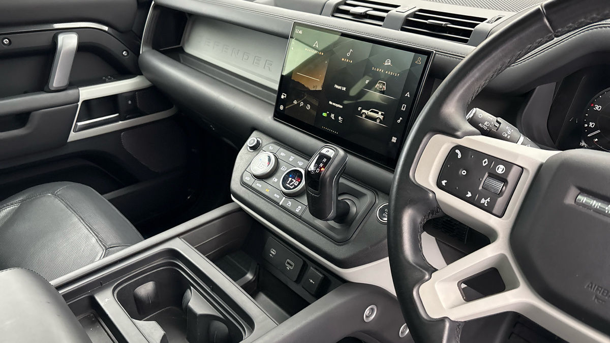 Land Rover Defender 110 Image 18