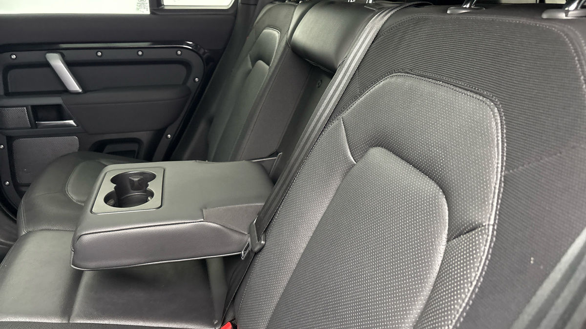 Land Rover Defender 110 Image 9