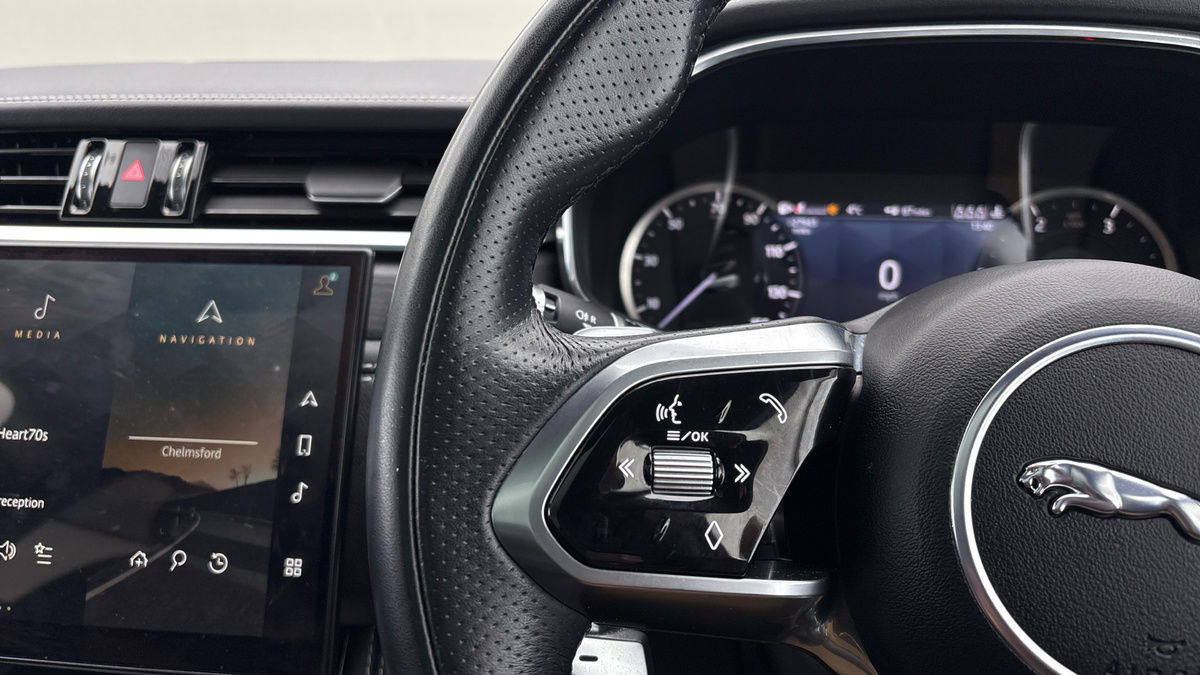 Jaguar F-PACE Image 13