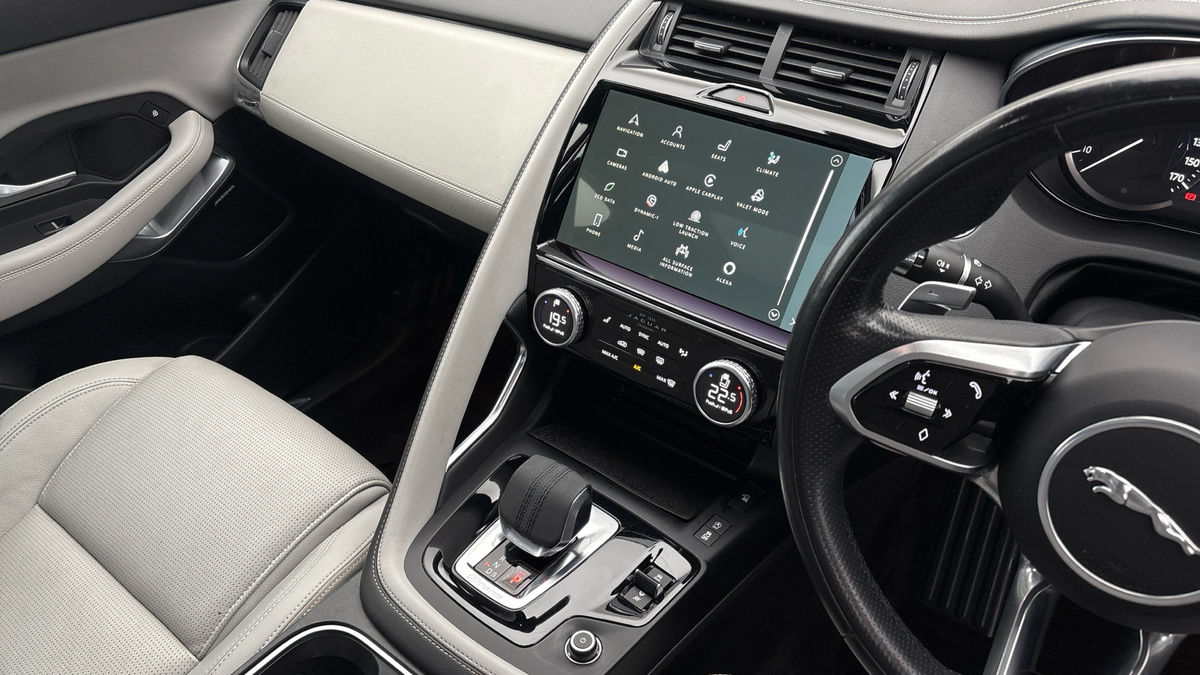 Jaguar E-PACE Image 18