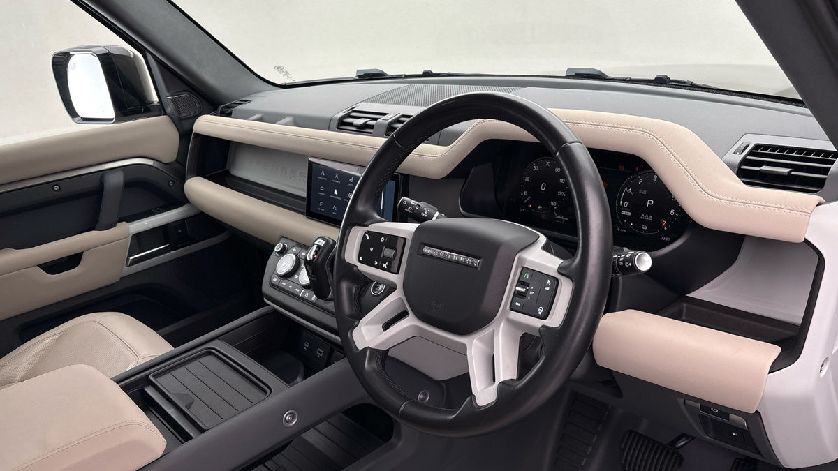 Land Rover Defender 110 Image 5