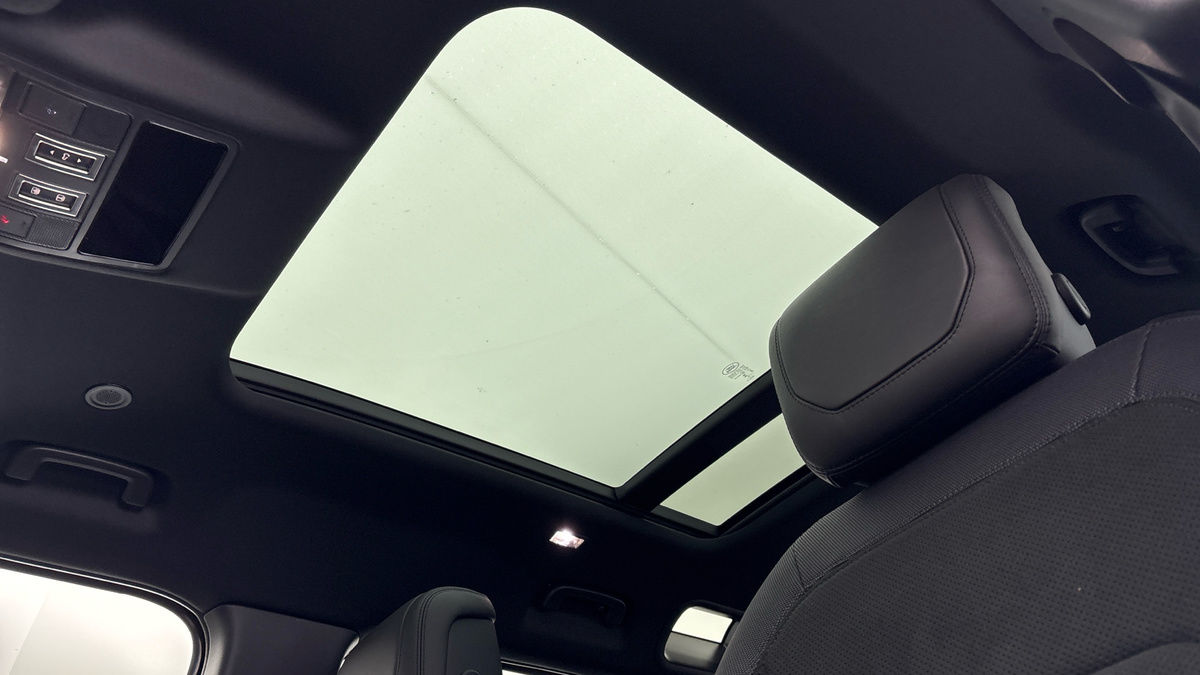 Land Rover Defender 110 Image 6