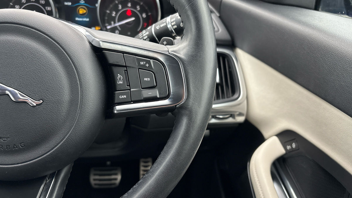 Jaguar E-PACE Image 14