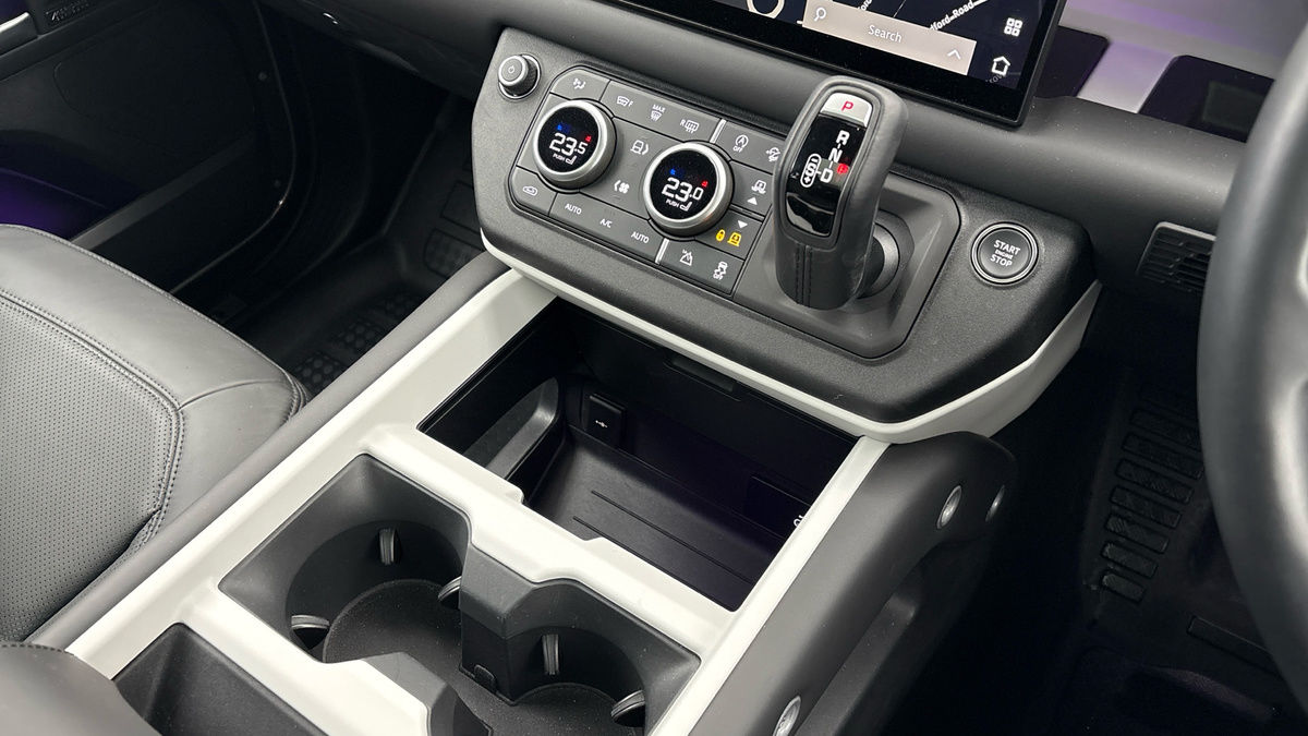 Land Rover Defender 110 Image 18