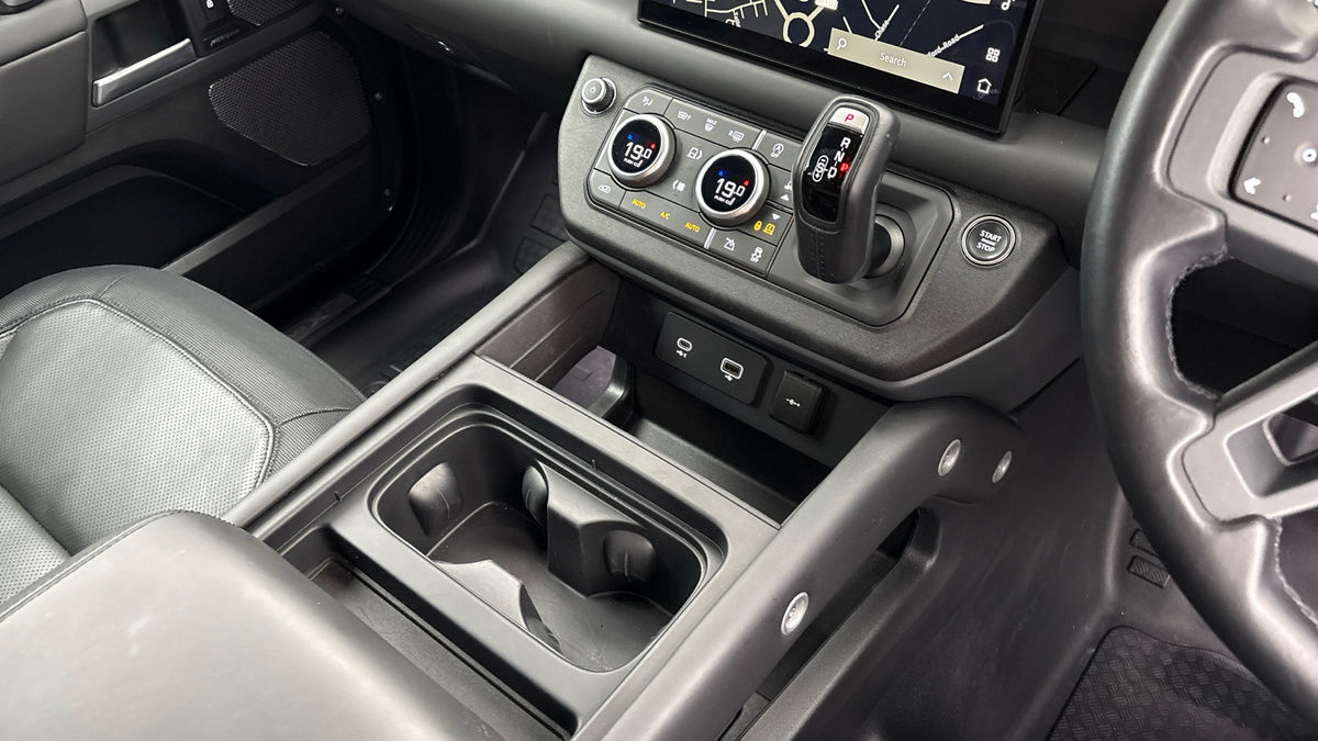 Land Rover Defender 110 Image 18