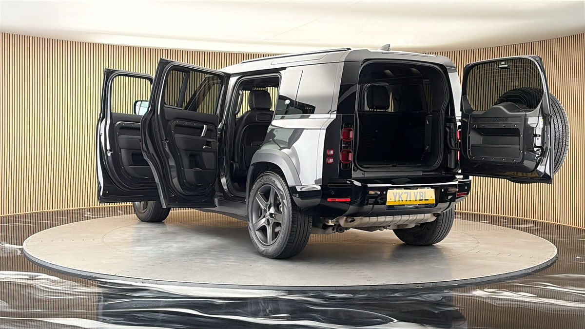 Land Rover Defender 110 Image 23