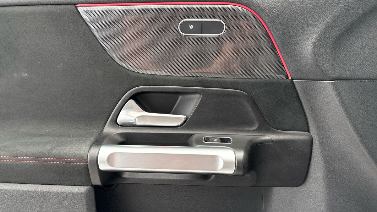 Mercedes-Benz GLB Image 19