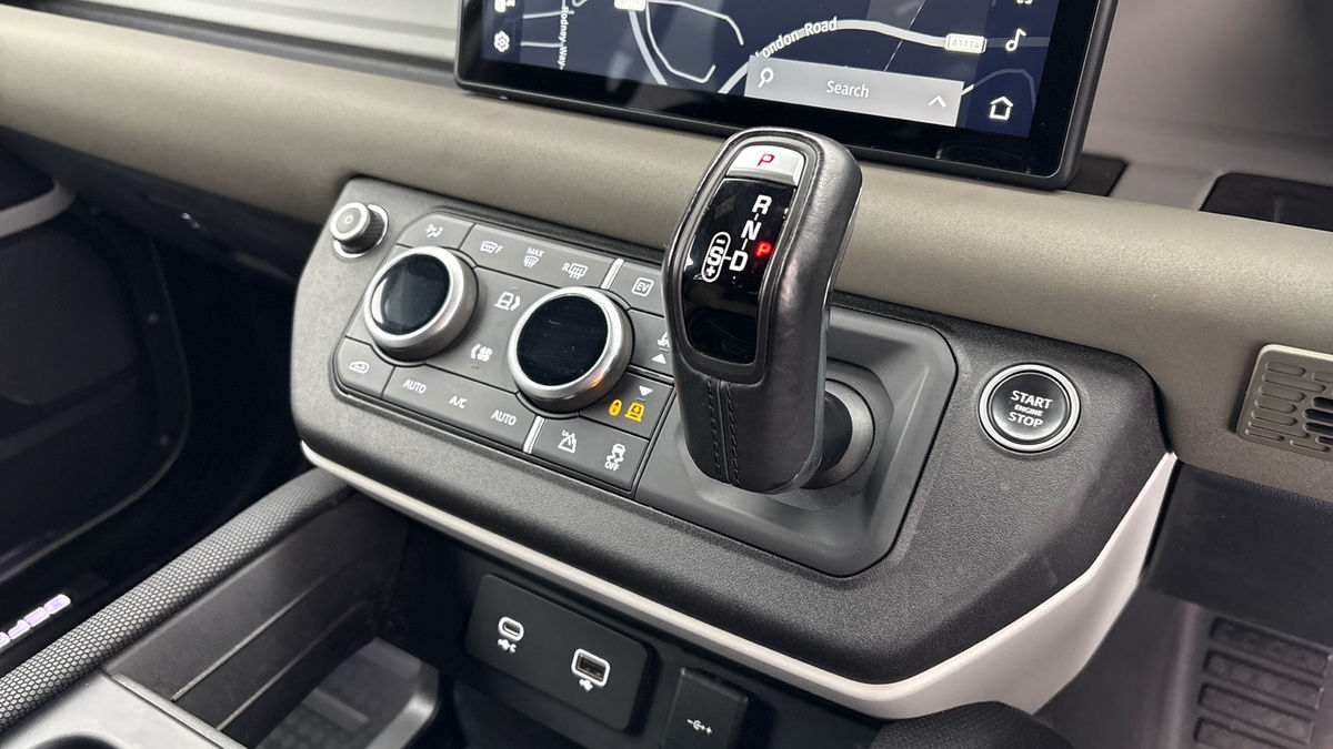 Land Rover Defender 110 Image 17