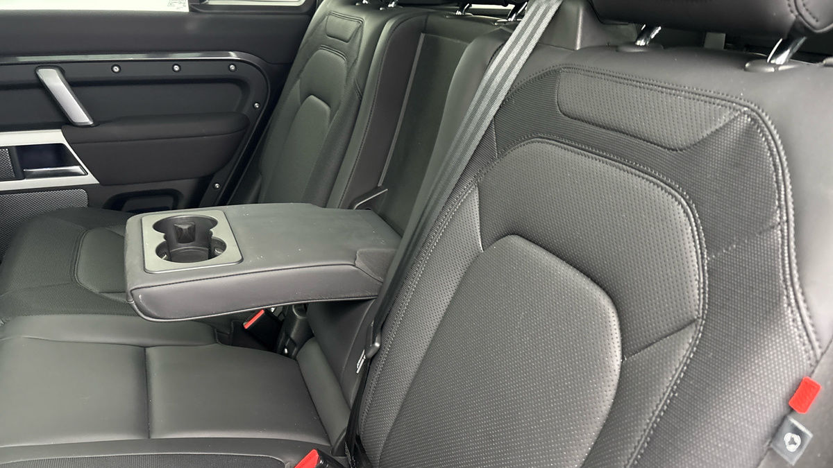 Land Rover Defender 110 Image 9