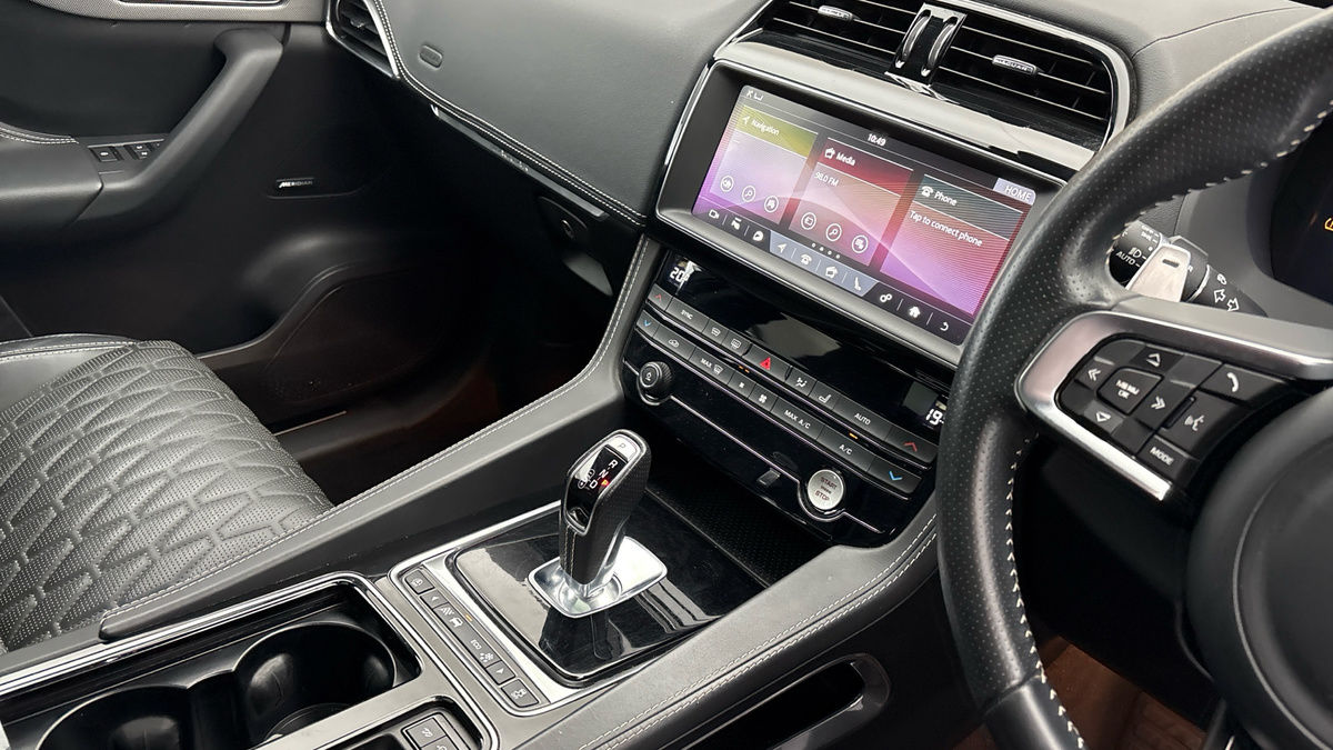 Jaguar F-PACE Image 36